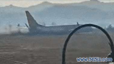 29日上昼9时07分控制，从泰国曼谷升空的济州航空7C2216航班在试图降落在务安国外机场跑说念时，偏离跑说念，与外墙相撞并生气。 /MBC 捕捉